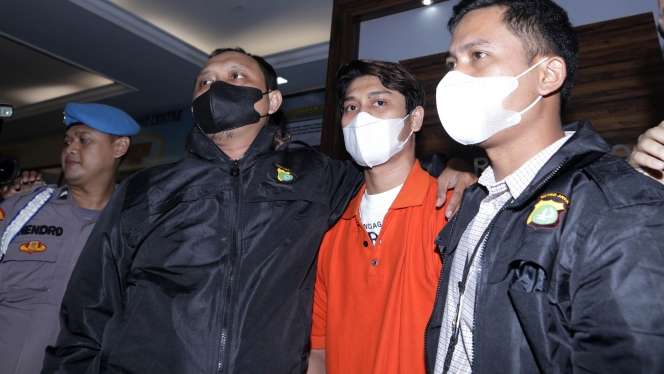 FOTO: Rizky Billar Tertunduk Lesu Pakai Baju Tahanan, Masker Dibuka Polisi