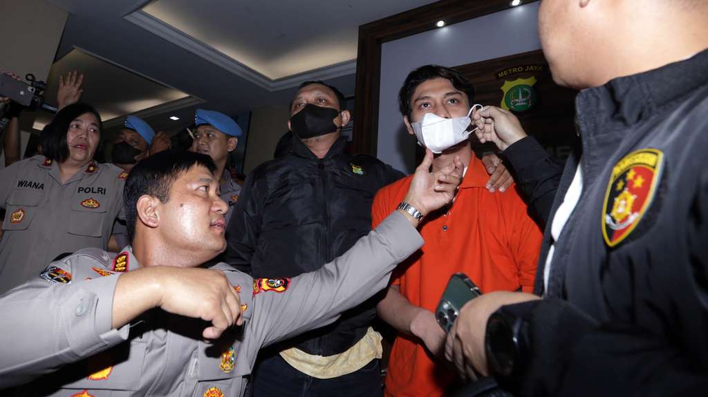 FOTO: Rizky Billar Tertunduk Lesu Pakai Baju Tahanan, Masker Dibuka Polisi
