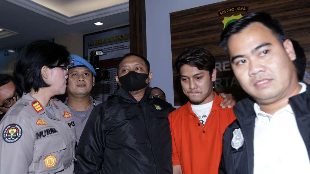 FOTO: Rizky Billar Tertunduk Lesu Pakai Baju Tahanan, Masker Dibuka Polisi