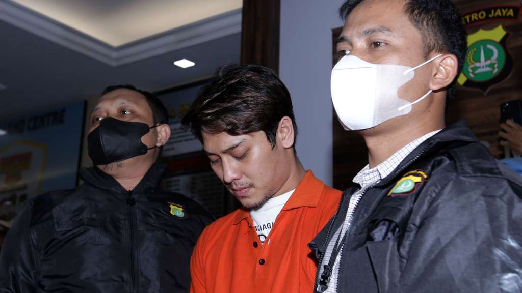 FOTO: Rizky Billar Tertunduk Lesu Pakai Baju Tahanan, Masker Dibuka Polisi