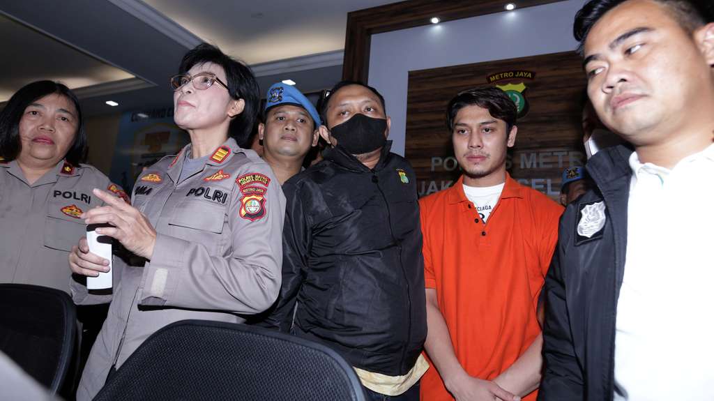 FOTO: Rizky Billar Tertunduk Lesu Pakai Baju Tahanan, Masker Dibuka Polisi