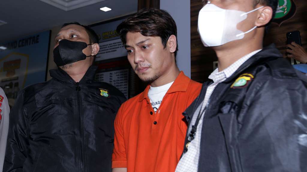 FOTO: Rizky Billar Tertunduk Lesu Pakai Baju Tahanan, Masker Dibuka Polisi