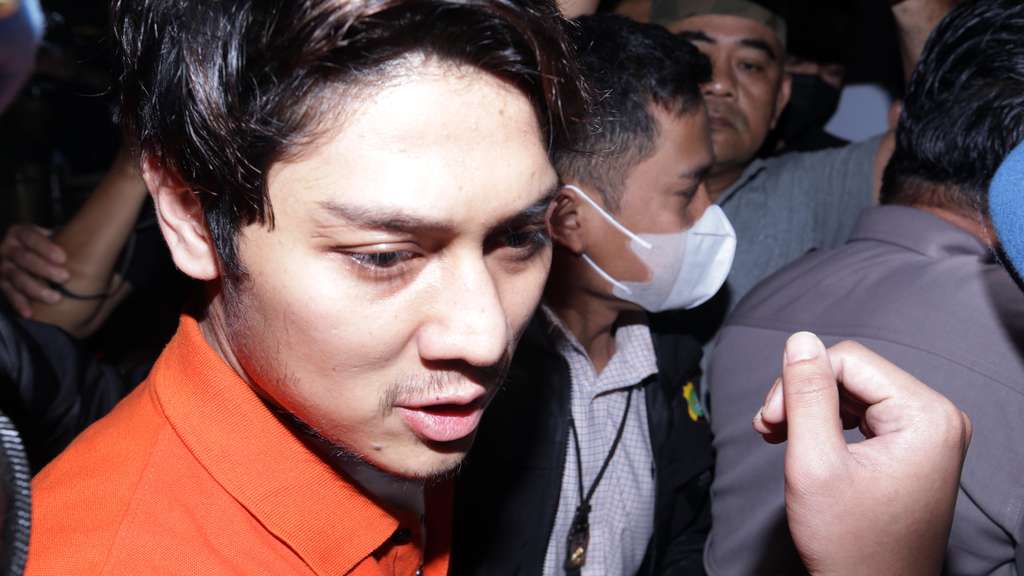 FOTO: Rizky Billar Tertunduk Lesu Pakai Baju Tahanan, Masker Dibuka Polisi