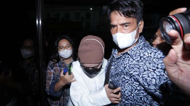FOTO: Rizky Billar Berbaju Tahanan, Lesti Kejora Mendadak Muncul