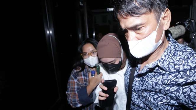 FOTO: Rizky Billar Berbaju Tahanan, Lesti Kejora Mendadak Muncul
