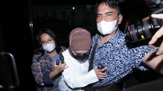 FOTO: Rizky Billar Berbaju Tahanan, Lesti Kejora Mendadak Muncul
