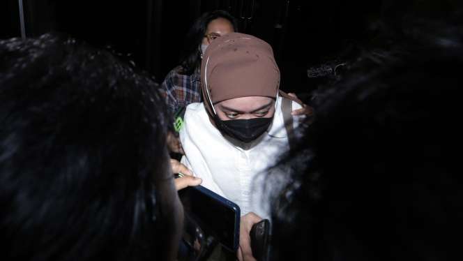 FOTO: Rizky Billar Berbaju Tahanan, Lesti Kejora Mendadak Muncul
