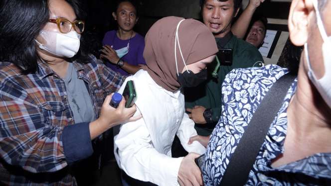 FOTO: Rizky Billar Berbaju Tahanan, Lesti Kejora Mendadak Muncul