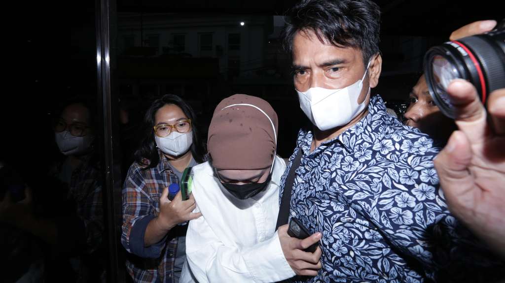 FOTO: Rizky Billar Berbaju Tahanan, Lesti Kejora Mendadak Muncul