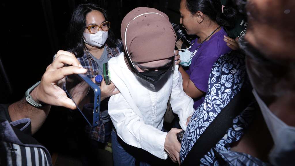 FOTO: Rizky Billar Berbaju Tahanan, Lesti Kejora Mendadak Muncul