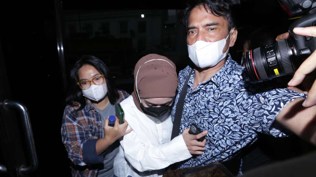 FOTO: Rizky Billar Berbaju Tahanan, Lesti Kejora Mendadak Muncul