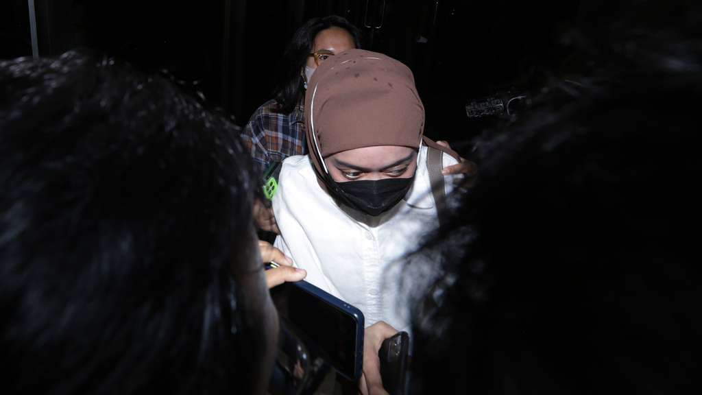 FOTO: Rizky Billar Berbaju Tahanan, Lesti Kejora Mendadak Muncul