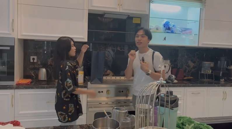 10 Potret Rumah Baru Eko Patrio Bak Istana Mewah, Paling Tinggi Sekomplek, Ada Lift Khusus Pengantar Makan!