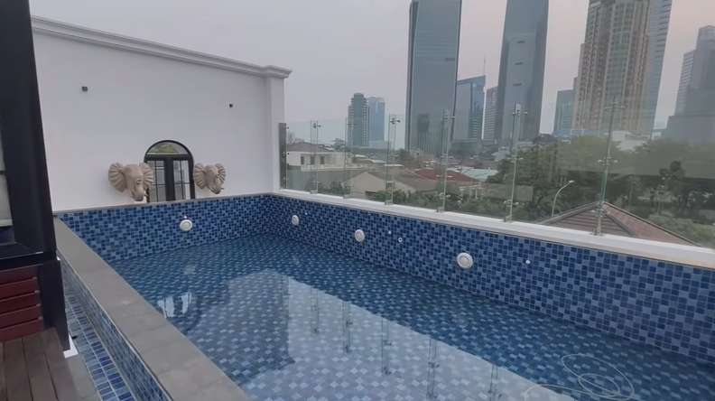 10 Potret Rumah Baru Eko Patrio Bak Istana Mewah, Paling Tinggi Sekomplek, Ada Lift Khusus Pengantar Makan!