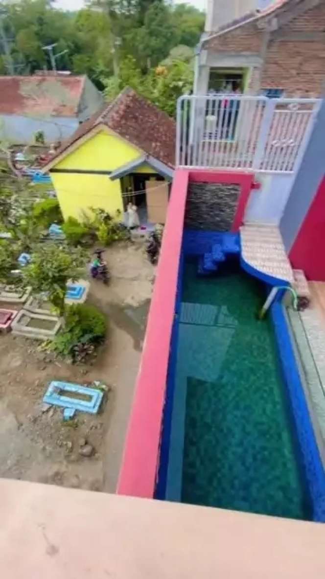 Viral Rumah Gedongan Dibangun Mepet Kuburan, Hiasannya Batu Nisan, Lihat 10 Potret Kengeriannya