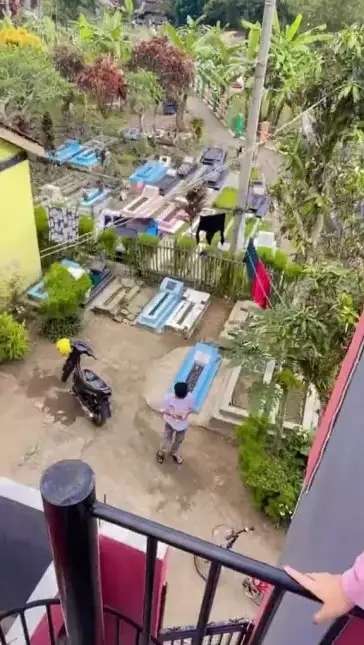 Viral Rumah Gedongan Dibangun Mepet Kuburan, Hiasannya Batu Nisan, Lihat 10 Potret Kengeriannya