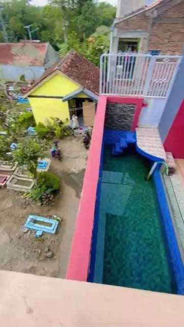 Viral Rumah Gedongan Dibangun Mepet Kuburan, Hiasannya Batu Nisan, Lihat 10 Potret Kengeriannya