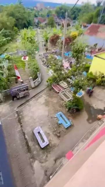 Viral Rumah Gedongan Dibangun Mepet Kuburan, Hiasannya Batu Nisan, Lihat 10 Potret Kengeriannya