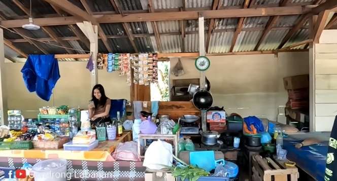 Viral Gadis Cantik Penjaga Warung Kopi di Pinggir Hutan Angker, Parasnya Bak Bidadari, Para Pria Auto Mampir