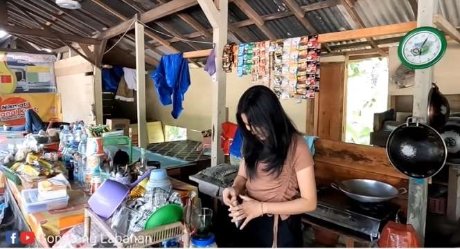 Viral Gadis Cantik Penjaga Warung Kopi di Pinggir Hutan Angker, Parasnya Bak Bidadari, Para Pria Auto Mampir