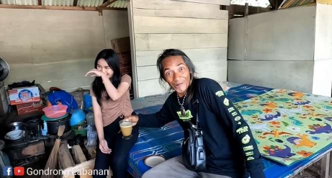 Viral Gadis Cantik Penjaga Warung Kopi di Pinggir Hutan Angker, Parasnya Bak Bidadari, Para Pria Auto Mampir