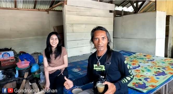 Viral Gadis Cantik Penjaga Warung Kopi di Pinggir Hutan Angker, Parasnya Bak Bidadari, Para Pria Auto Mampir
