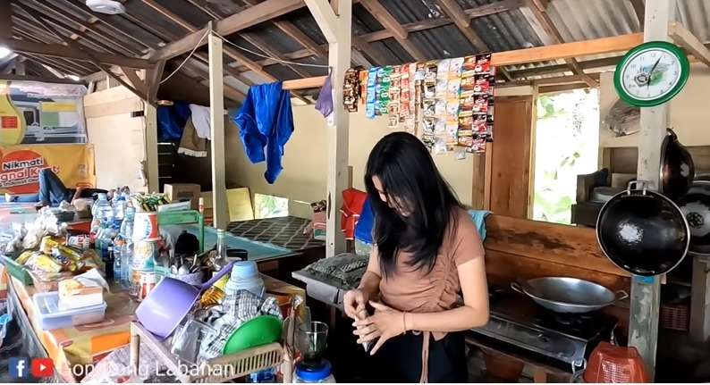 Viral Gadis Cantik Penjaga Warung Kopi di Pinggir Hutan Angker, Parasnya Bak Bidadari, Para Pria Auto Mampir