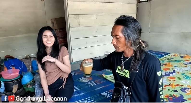 Viral Gadis Cantik Penjaga Warung Kopi di Pinggir Hutan Angker, Parasnya Bak Bidadari, Para Pria Auto Mampir