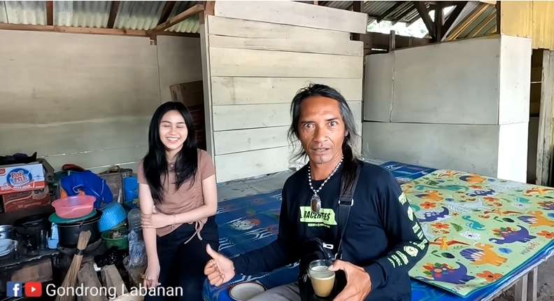 Viral Gadis Cantik Penjaga Warung Kopi di Pinggir Hutan Angker, Parasnya Bak Bidadari, Para Pria Auto Mampir