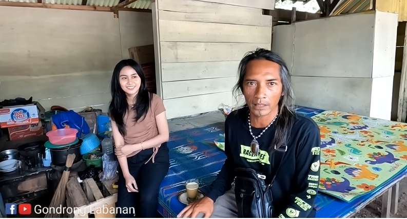 Viral Gadis Cantik Penjaga Warung Kopi di Pinggir Hutan Angker, Parasnya Bak Bidadari, Para Pria Auto Mampir