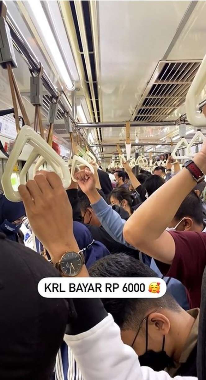 Pernah Disebut Bangkut, Ini Potret Adrian Maulana Santai Naik KRL, Akui Nyaman dan Murah Banget!