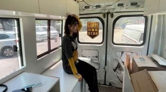 Viral Rumah Mewah di Dalam Mobil, Ada Dapur Hingga Kamar Mandi, Hemat Rp100 Juta Pertahun, Lihat 8 Potretnya!