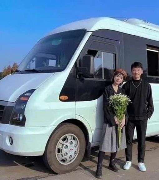 Viral Rumah Mewah di Dalam Mobil, Ada Dapur Hingga Kamar Mandi, Hemat Rp100 Juta Pertahun, Lihat 8 Potretnya!