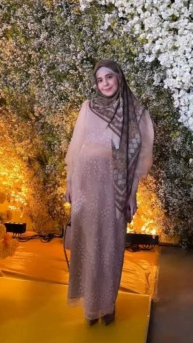 Ingat Risty Tagor? Penampilannya Saat Hadiri Fashion Show Jadi Sorotan