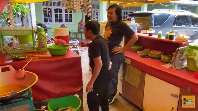 Ingat Komedian Adul? Jarang Tampil di TV Ternyata Alih Profesi Jadi Tukang Pecel Lele, Lihat 8 Potretnya