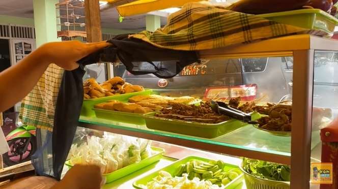 Ingat Komedian Adul? Jarang Tampil di TV Ternyata Alih Profesi Jadi Tukang Pecel Lele, Lihat 8 Potretnya
