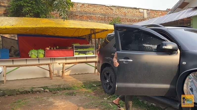 Ingat Komedian Adul? Jarang Tampil di TV Ternyata Alih Profesi Jadi Tukang Pecel Lele, Lihat 8 Potretnya