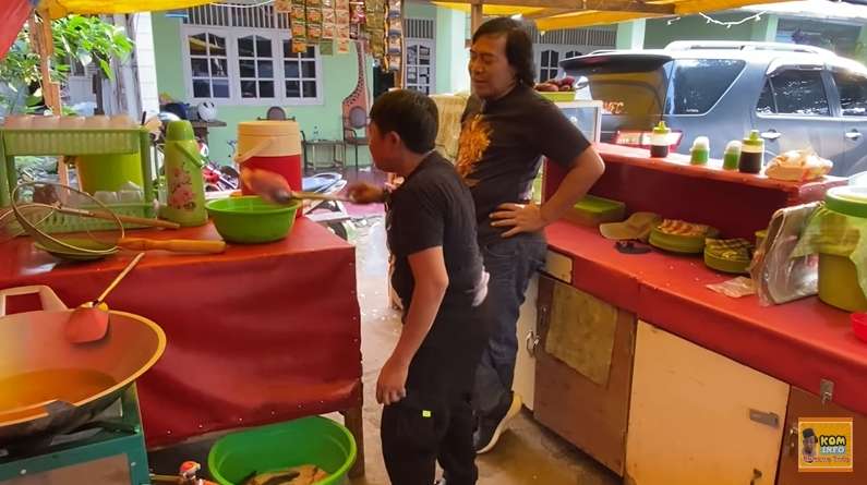 Ingat Komedian Adul? Jarang Tampil di TV Ternyata Alih Profesi Jadi Tukang Pecel Lele, Lihat 8 Potretnya