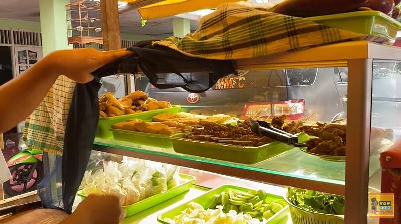 Ingat Komedian Adul? Jarang Tampil di TV Ternyata Alih Profesi Jadi Tukang Pecel Lele, Lihat 8 Potretnya