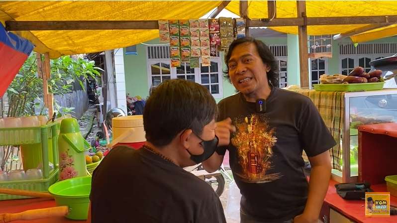 Ingat Komedian Adul? Jarang Tampil di TV Ternyata Alih Profesi Jadi Tukang Pecel Lele, Lihat 8 Potretnya