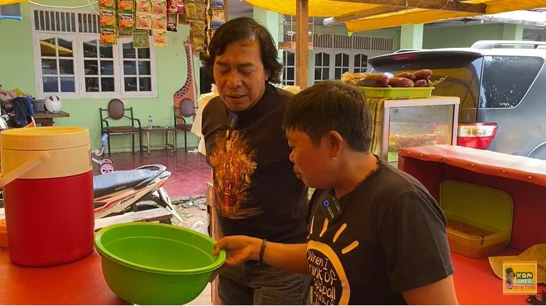 Ingat Komedian Adul? Jarang Tampil di TV Ternyata Alih Profesi Jadi Tukang Pecel Lele, Lihat 8 Potretnya