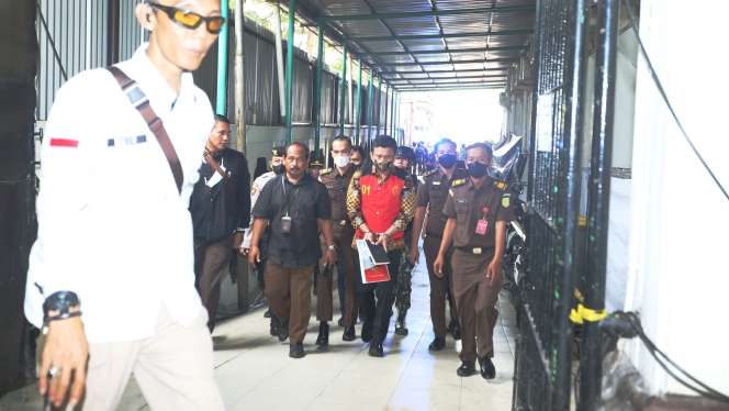 FOTO: Penampilan Ferdy Sambo di Sidang Perdana, Tangan Diborgol sambil Pegang Buku Hitam
