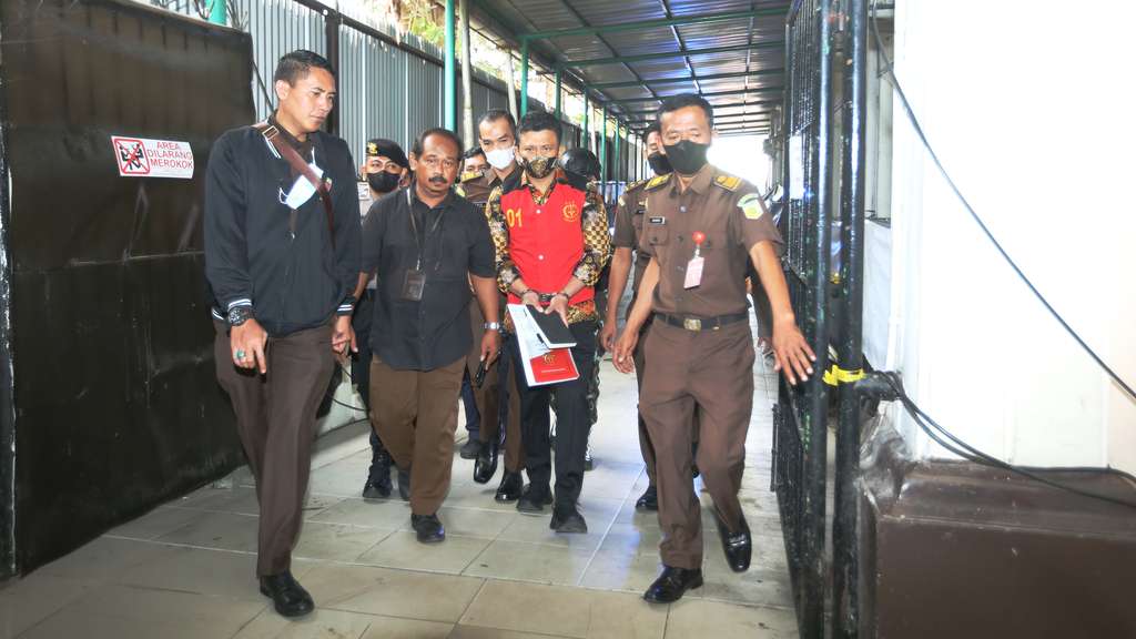 FOTO: Penampilan Ferdy Sambo di Sidang Perdana, Tangan Diborgol sambil Pegang Buku Hitam