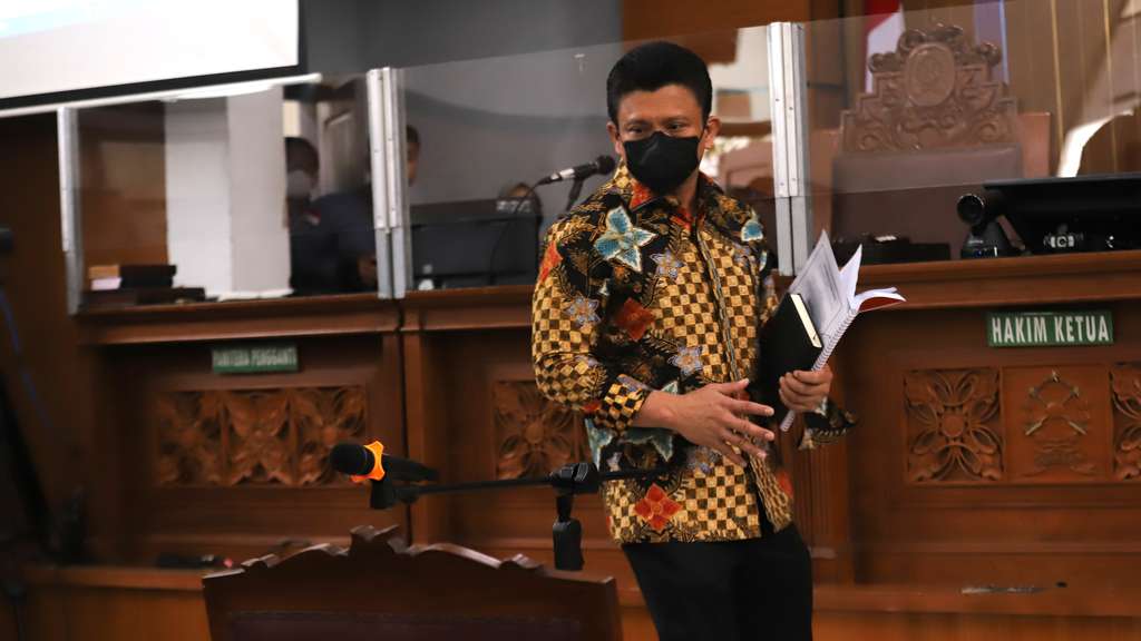 FOTO: Penampilan Ferdy Sambo di Sidang Perdana, Tangan Diborgol sambil Pegang Buku Hitam