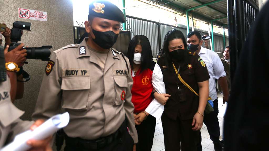 FOTO: Penampilan Ferdy Sambo di Sidang Perdana, Tangan Diborgol sambil Pegang Buku Hitam