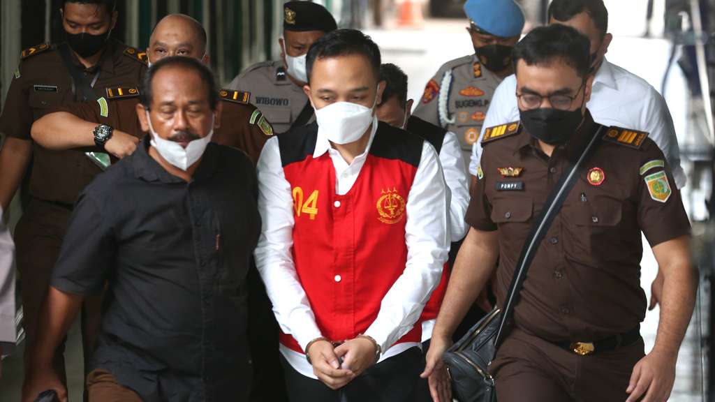 FOTO: Penampilan Ferdy Sambo di Sidang Perdana, Tangan Diborgol sambil Pegang Buku Hitam