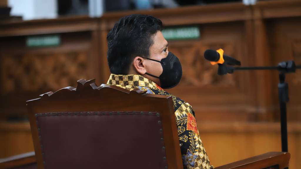 FOTO: Penampilan Ferdy Sambo di Sidang Perdana, Tangan Diborgol sambil Pegang Buku Hitam
