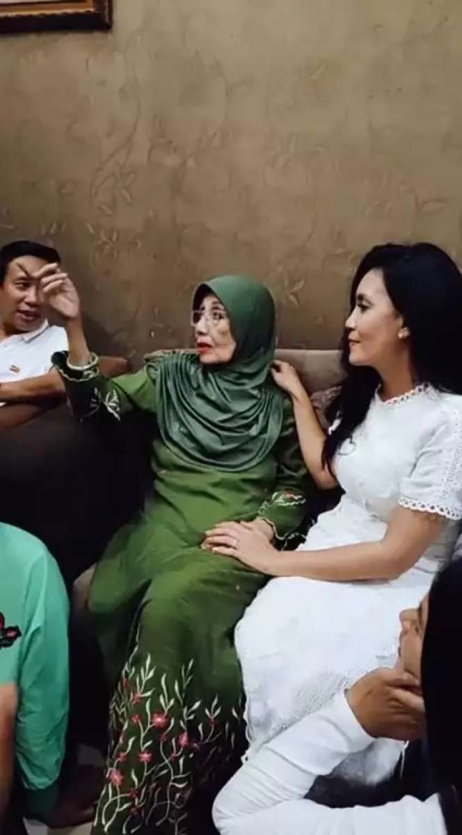 9 Momen Pemain Bajaj Bajuri Jenguk Nani Wijaya, Oneng Nangis Haru Lihat Kondisi Emak!