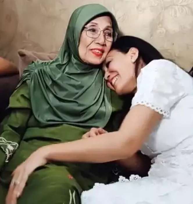 9 Momen Pemain Bajaj Bajuri Jenguk Nani Wijaya, Oneng Nangis Haru Lihat Kondisi Emak!