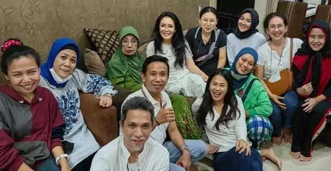 9 Momen Pemain Bajaj Bajuri Jenguk Nani Wijaya, Oneng Nangis Haru Lihat Kondisi Emak!